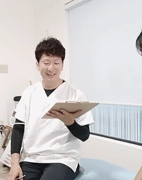 専門知識を持つ施術者が担当する様子